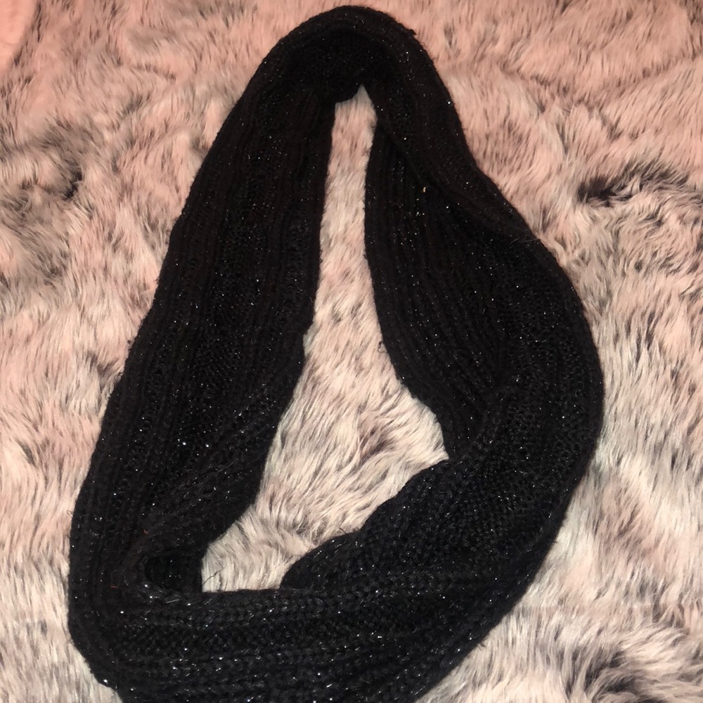 Black infinite scarf